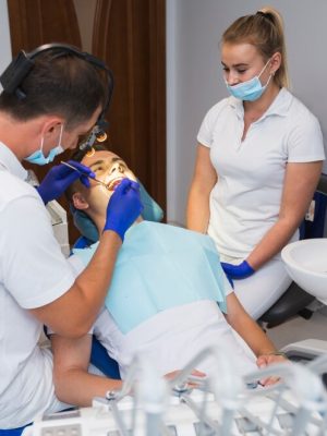 dentistas trabajando